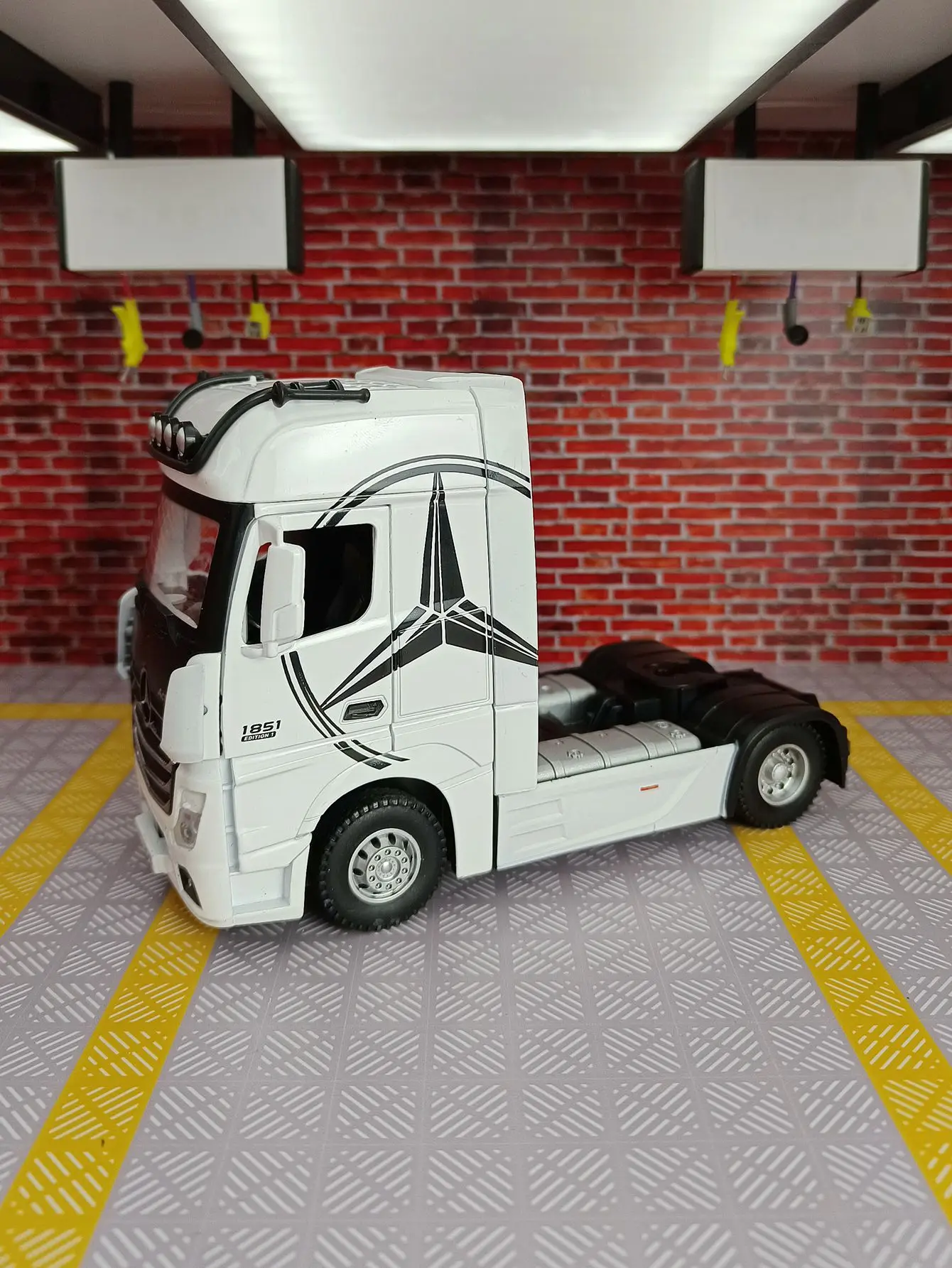 Tête de remorque de voiture d'ingénierie 1:36, modèle en alliage, son et lumière, porte ouverte, jouet pour garçon, peut être offerte comme cadeau d'anniversaire à des amis