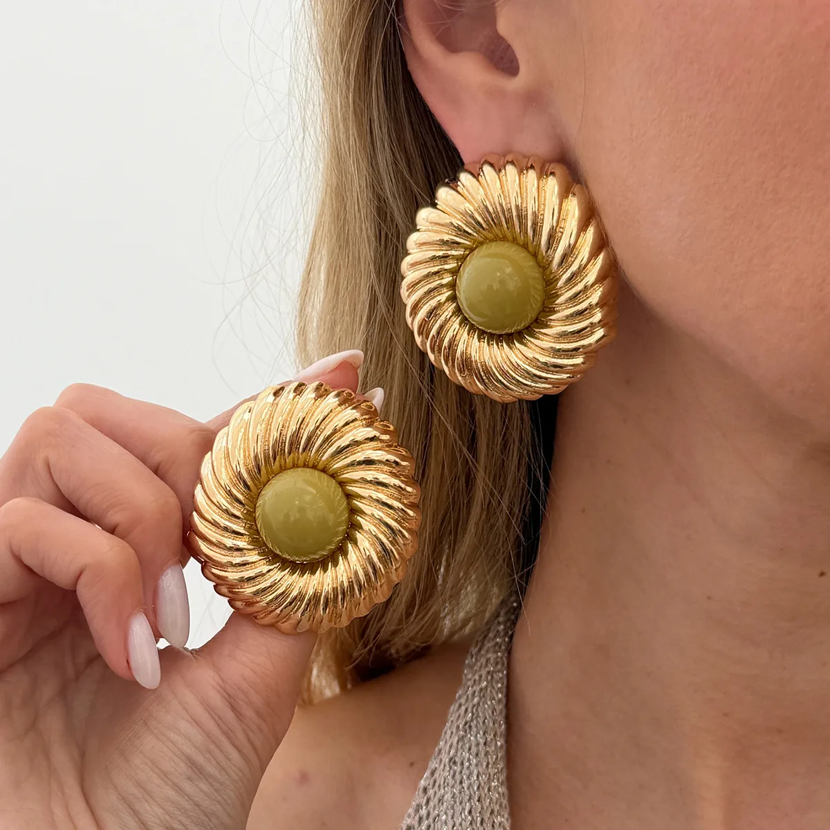 New Trendy Geometric Big Spiral Stud Earrings Women Boho Inlaid Resin Acrylic Beads Earrings Vacation Jewelry Accessories