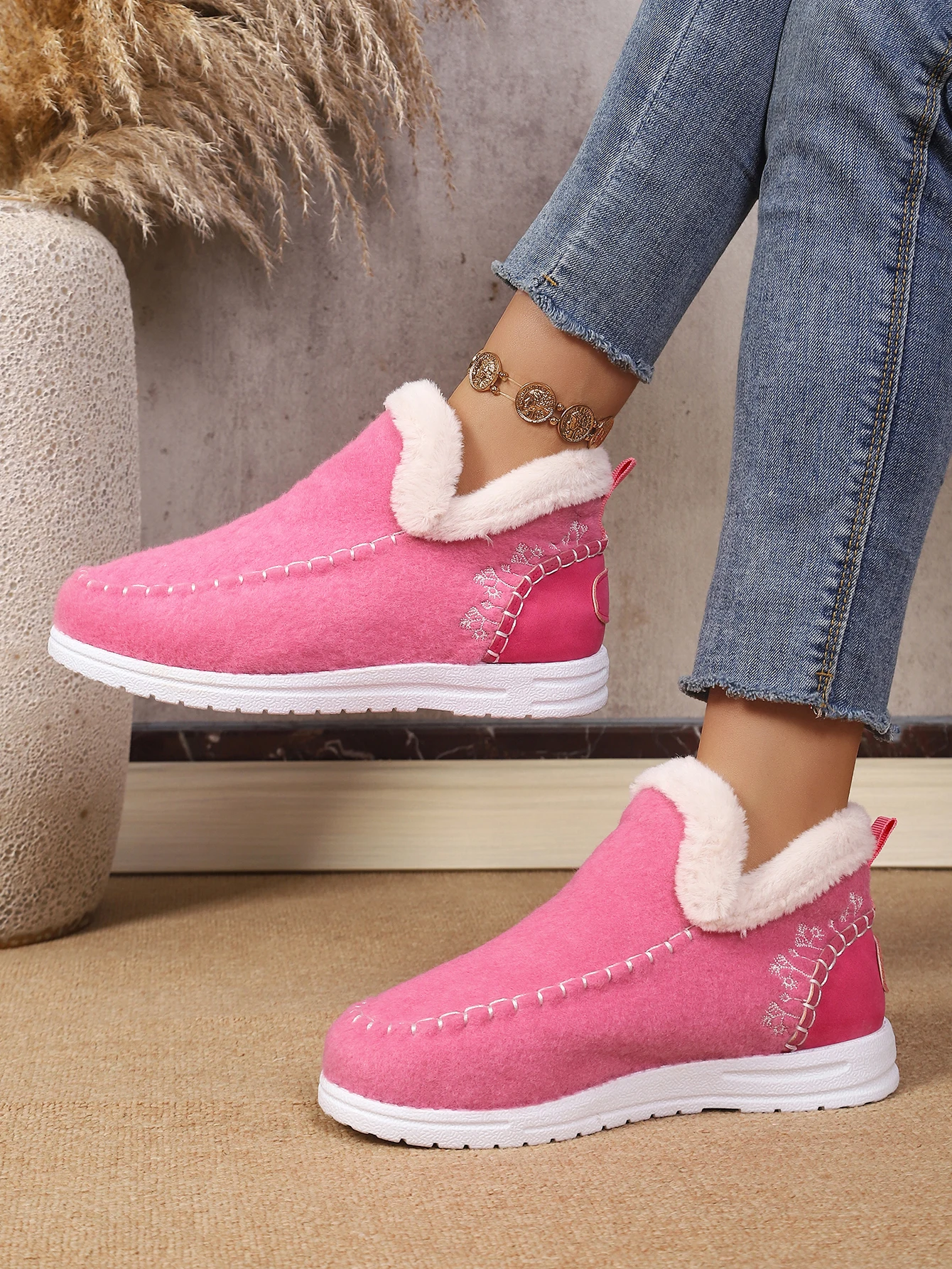 Damen Winter Slip-On Stiefeletten mit Flauschigem Kragen, Weichem Filz, Warmem Fleecefutter, Flach, Rutschfest, Leicht, für den Alltag, Schneestiefel – Detail 15