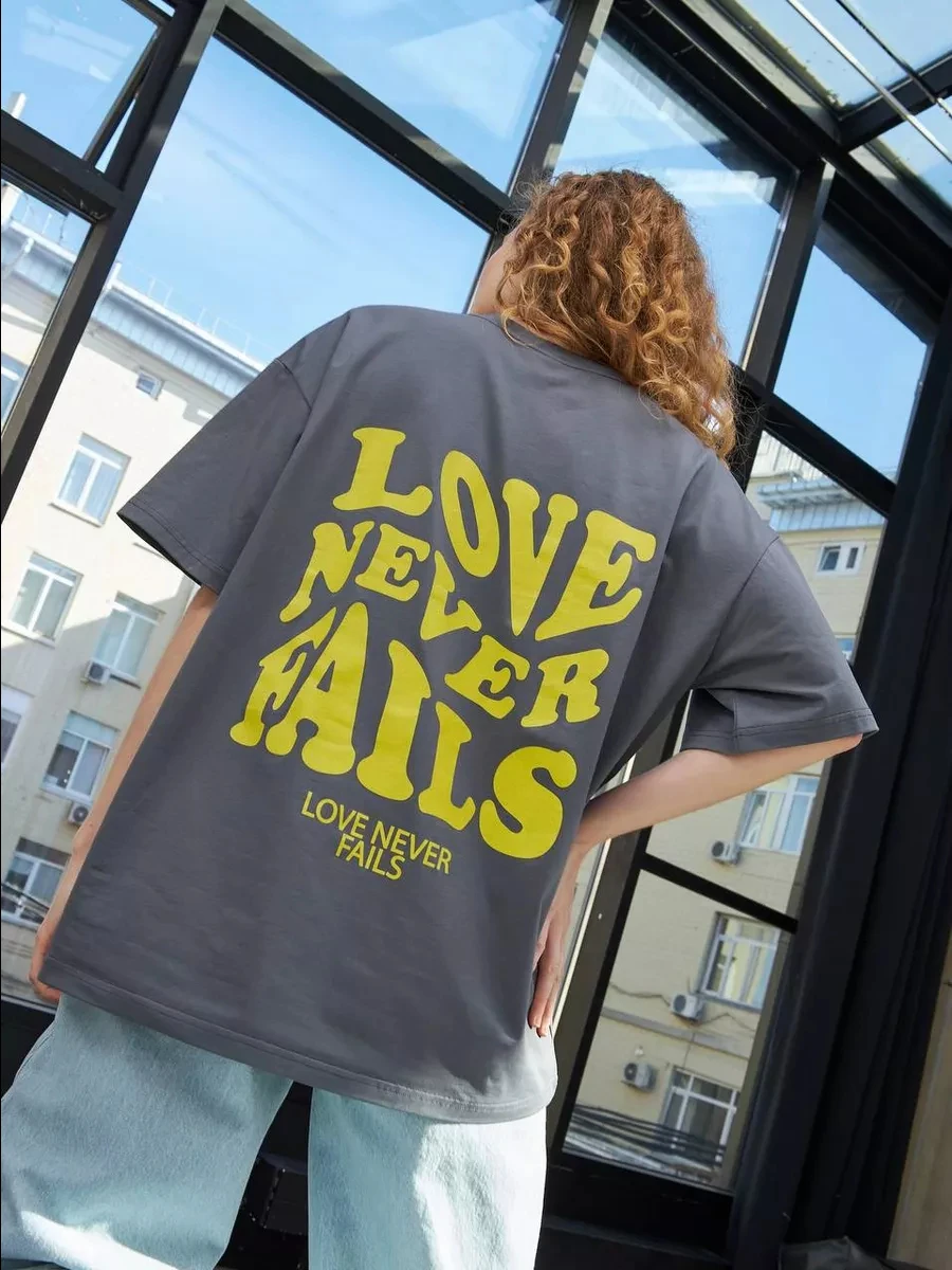 Love Never Falls T-Shirts mit kreativem Schriftzug-Aufdruck für den Urlaub, Damen-Sommer-T-Shirt mit O-Ausschnitt, Baumwolle, All-Match-Kurzarm, lockere Kleidung