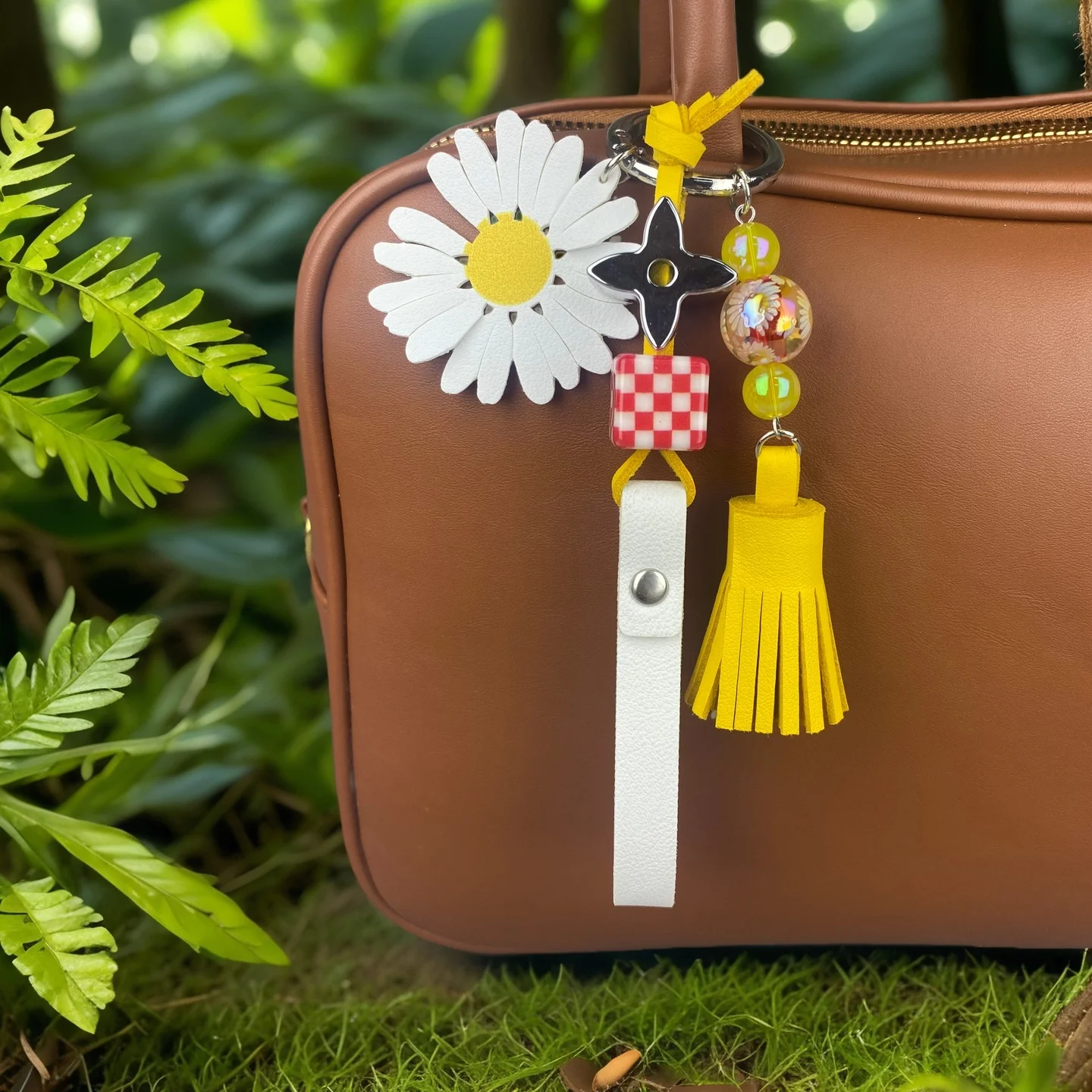 سلسلة مفاتيح ديزي جلدية مع سحر البرسيم الفضي وشرابة، إكسسوار حقيبة زهور أنيقة للمفاتيح والمحفظة والهدايا من جلد البولي يوريثان