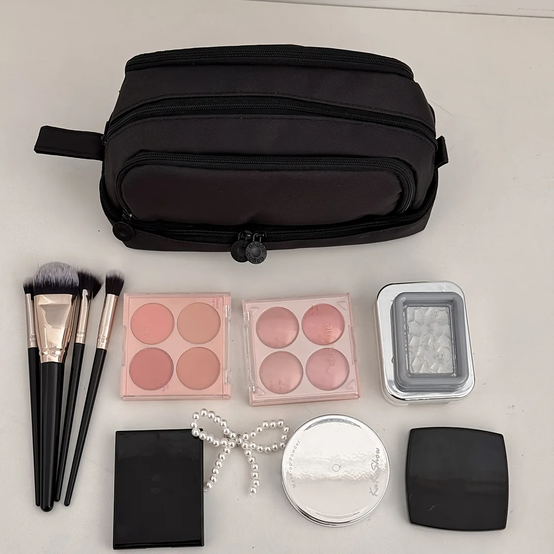 Tragbare 3-Schicht-Reise-Kosmetiktasche, Kosmetik-Organizer mit großem Fassungsvermögen und Fächern, niedliche Aufbewahrungstasche für Frauen. – Detail 4