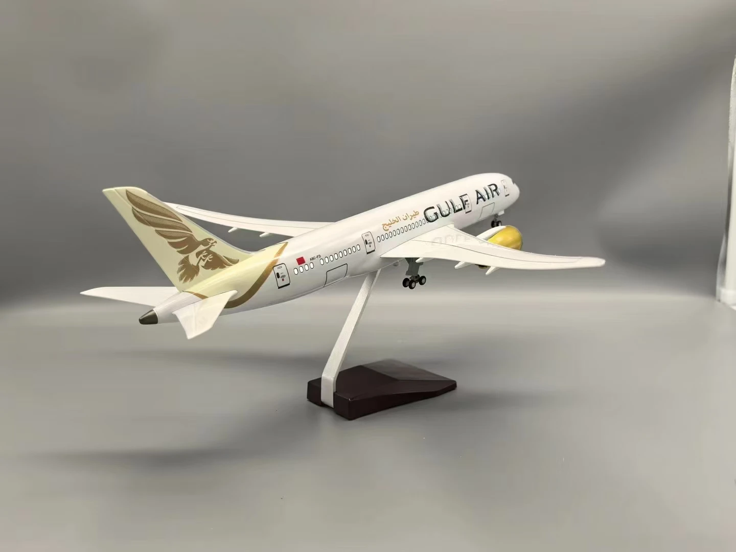 1/130 Scale B787 Gulf Air Airline Airplane Model 787 Resin Diecast Plane Model W Light and Wheel Landing Home decor Gear Model