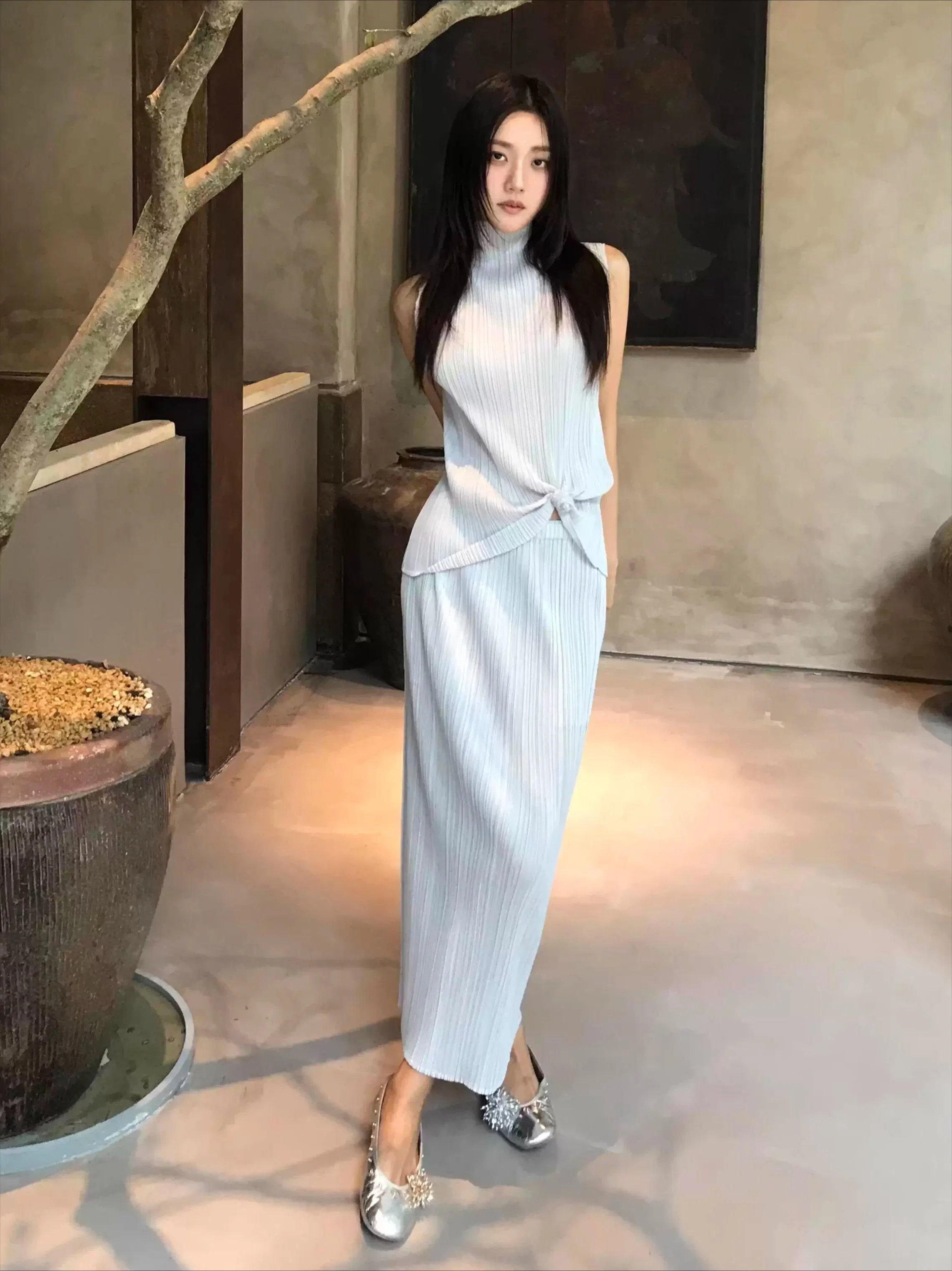 

Плиссированный топ без рукавов с высоким воротником и макси-юбка Комплект из 2 предметов с завязкой на талии Тонкая текстура Элегантная повседневная повседневная одежда 2025 Модный шик