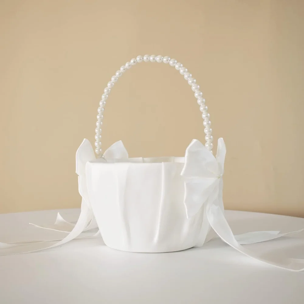 Elfenbeinfarbener Satin-Blumenkorb für Blumenmädchen mit Perlenhenkel und Schleifen-Dekoration, geeignet für Hochzeitszeremonien und als Accessoire für Mädchen, die an der Hochzeit teilnehmen. – Detail 1