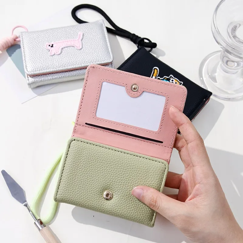 Cartoon Cat Patch Women Wallet Lychee Grain PU Leather Short Purse With Wrist Lanyard Multi Card Holder ID Window Coin Purse ﻿