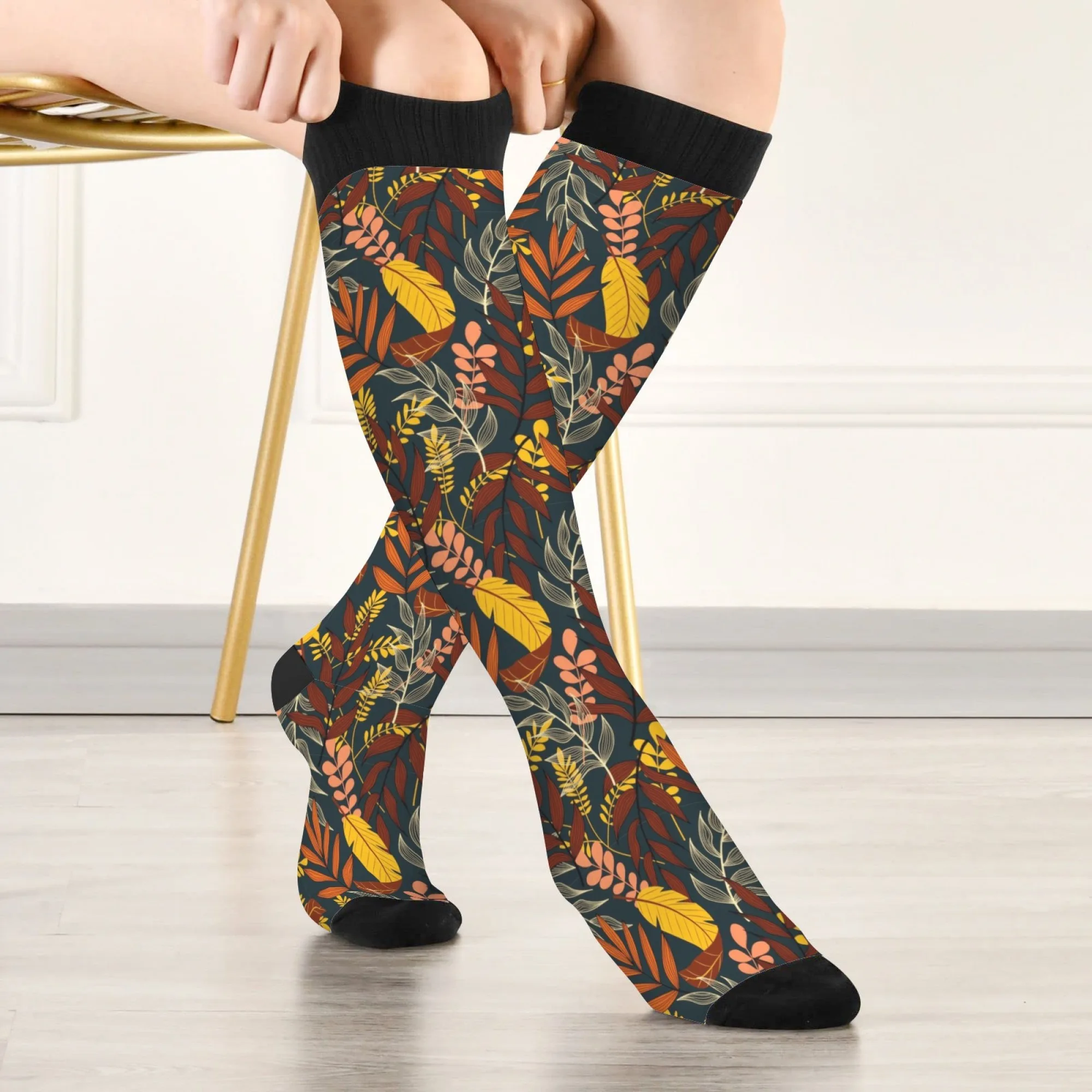 جوارب خريفية عالية الركبة مع أوراق وفرع ملون وأوراق بلوط قرمزي وفروع محكم وألوان تراحية ومظهر أنيق ريفي