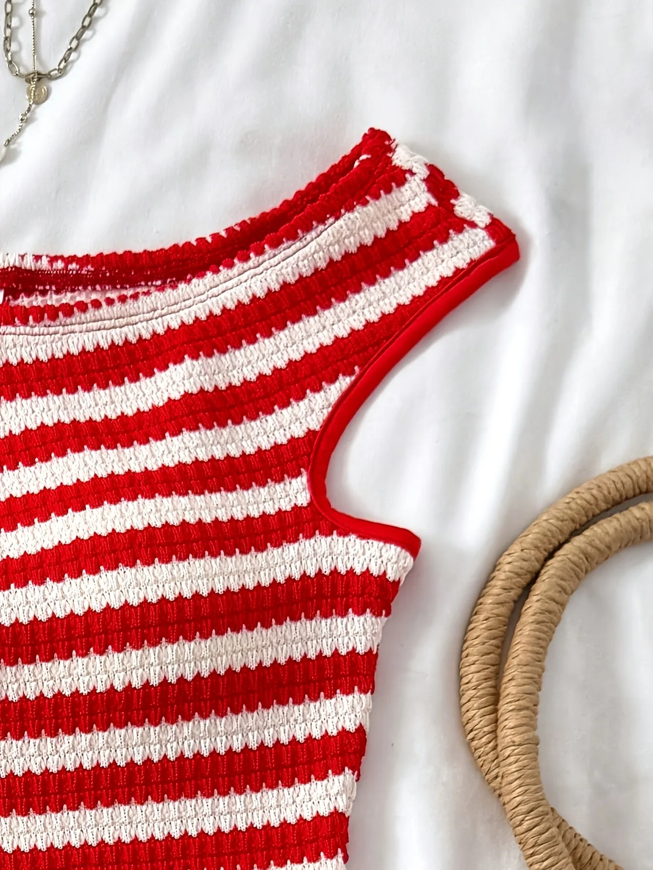 Bequemer zweiteiliger Freizeitanzug für Mädchen, vertikale Textur, rot-weiß gestreift, asymmetrisches Oberteil mit schrägem Ausschnitt und lockere Strickshorts für den Strand – Detail 6