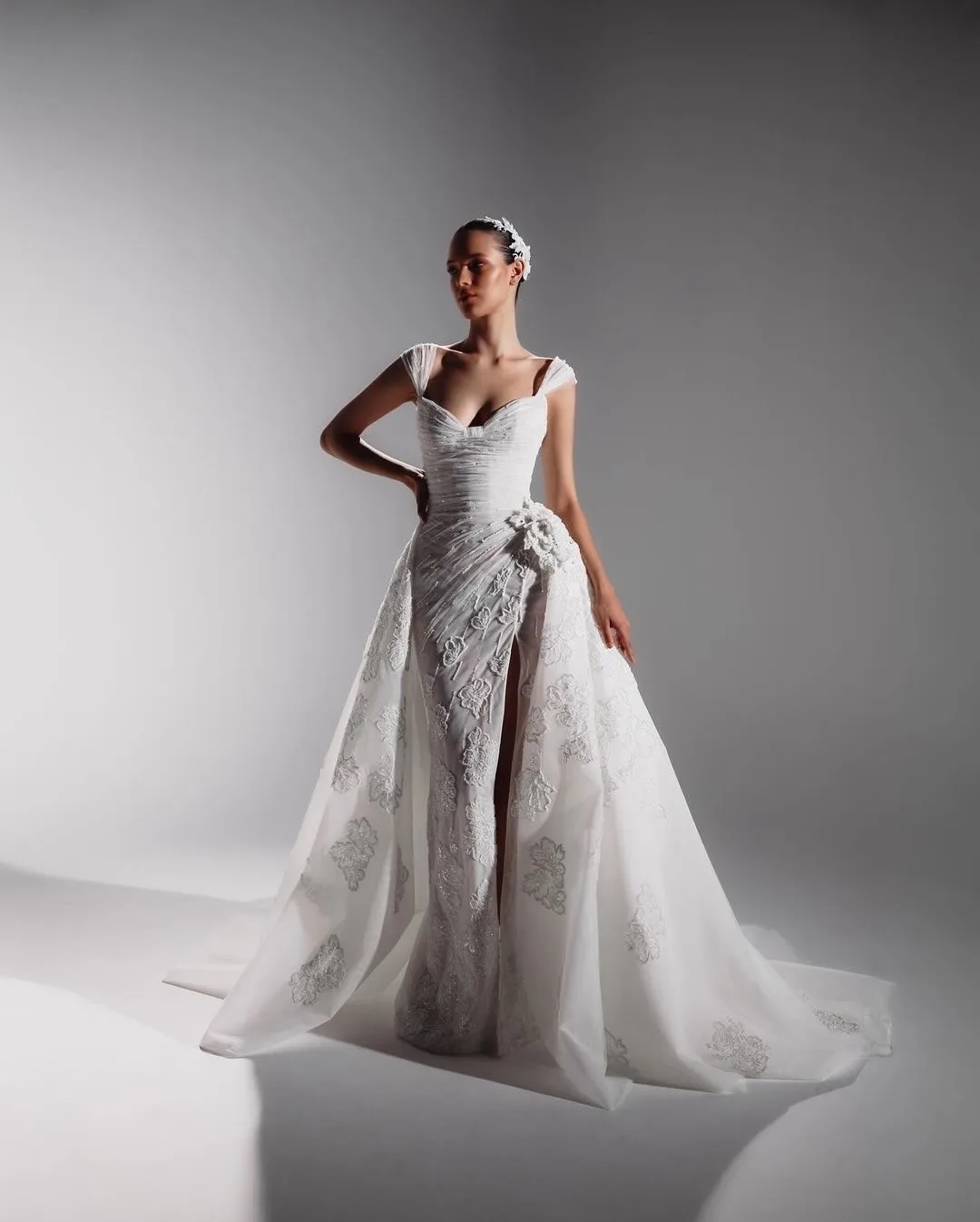Luxury A Line Wedding Dresses Sweetheart Bridal Gowns Shining Applicants Lace Backless Sweep Train Bridal Gowns Customized Robe