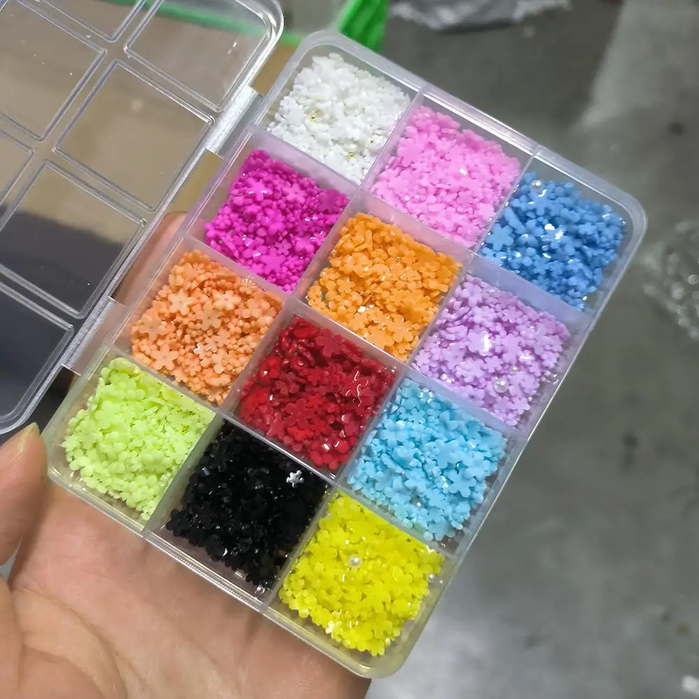 Breloques pour ongles en forme de fleur à cinq pétales 3D, 12 grilles, avec perle de Caviar or et argent, fleurs en perles, décorations pour Nail Art, accessoire de manucure à faire soi-même