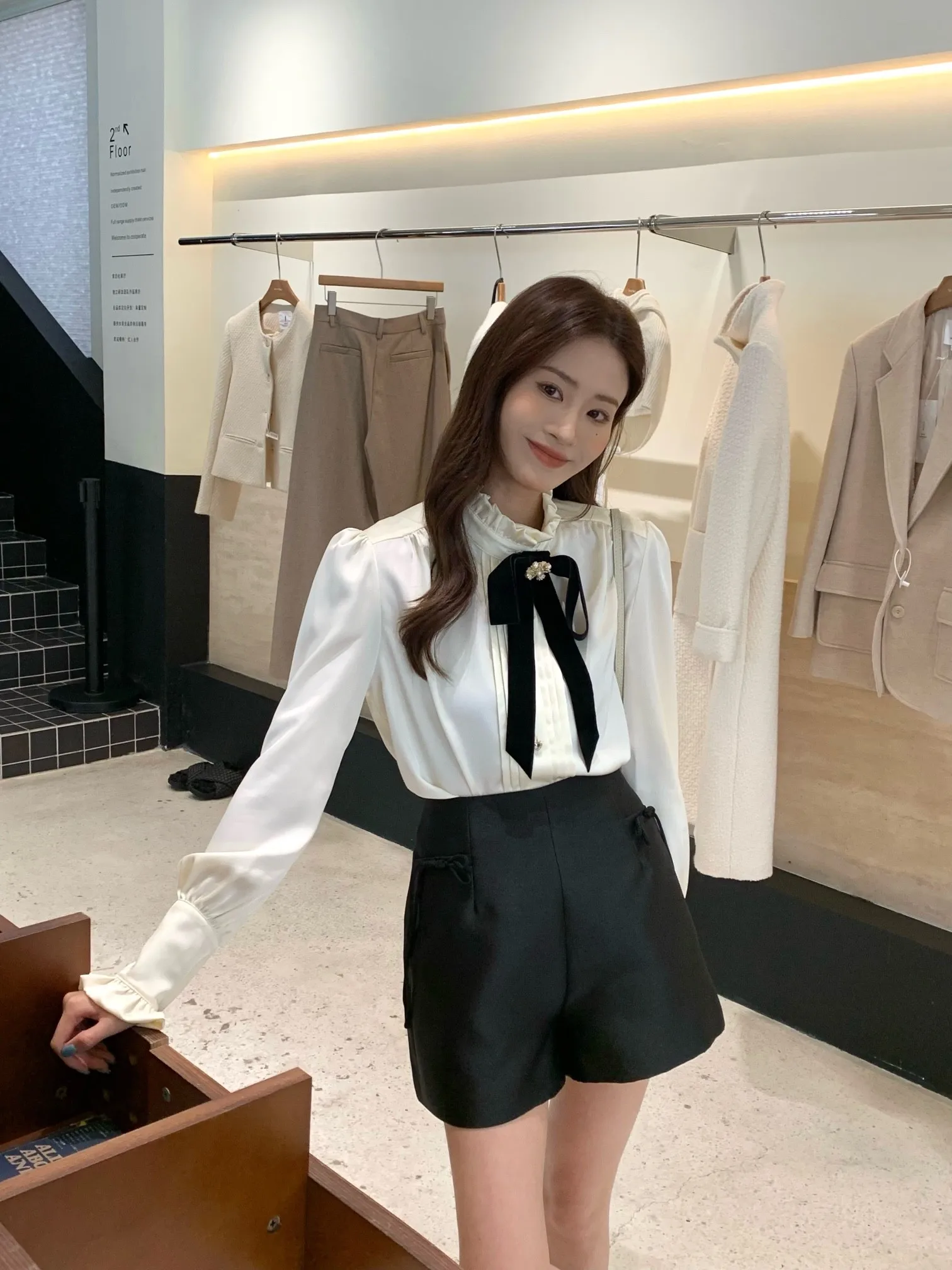 

2024 Spring New Women's Wear Stand Collar Velvet Bow Design Pearl Drill Buckle Lace Shirt0127