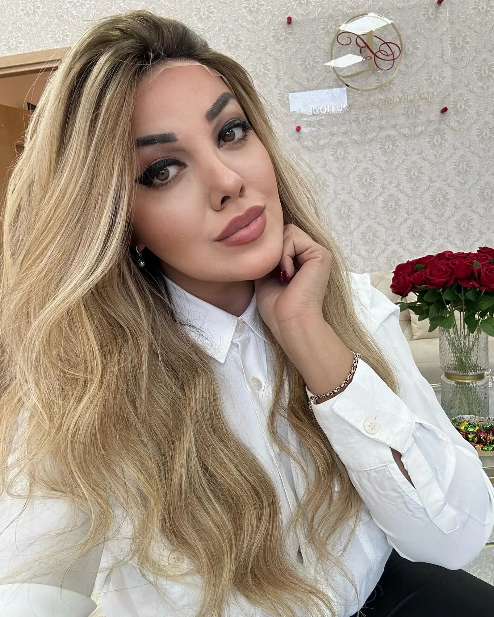 ソフトなオンブレライトブロンドバレイヤージュウィッグ、合成レースフロントウィッグ、プレプラッキングされたヘアライン、ボディウェーブ、快適なロングウィッグ、24インチ