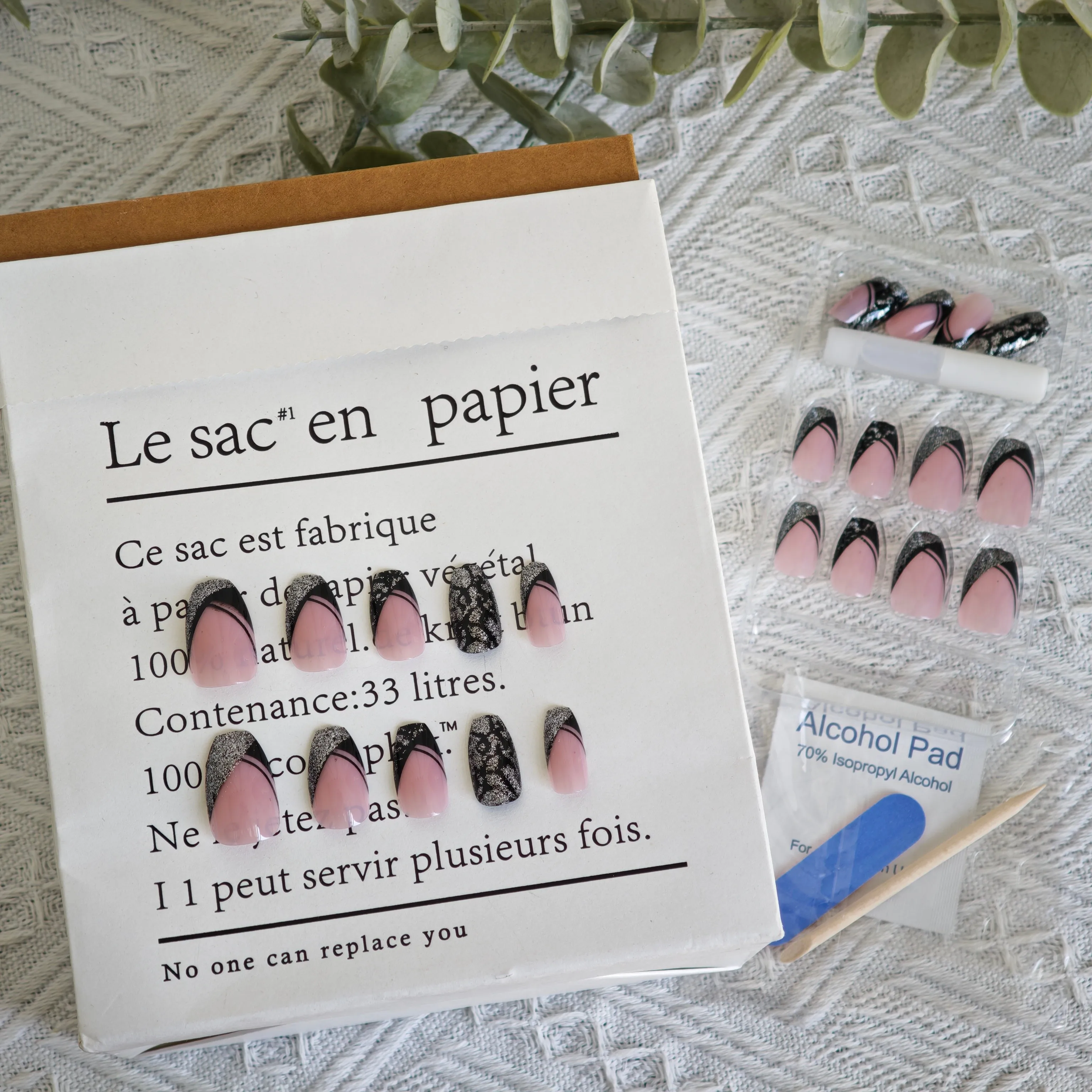 24 قطعة من الأظافر الفرنسية ذات الحواف الحلوة باللون الأسود اللامع قصير باليه ضغط مكتب ودية الطول ومزيج الأحجام الأظافر المزيفة للنساء