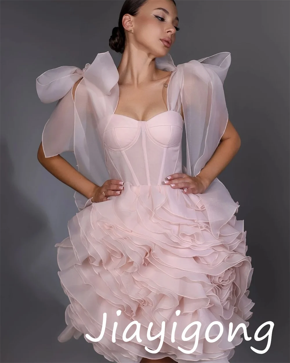 Mini abiti classici personalizzati con pieghe in organza a trapezio con spalle scoperte Occasioni su misura Pastrol