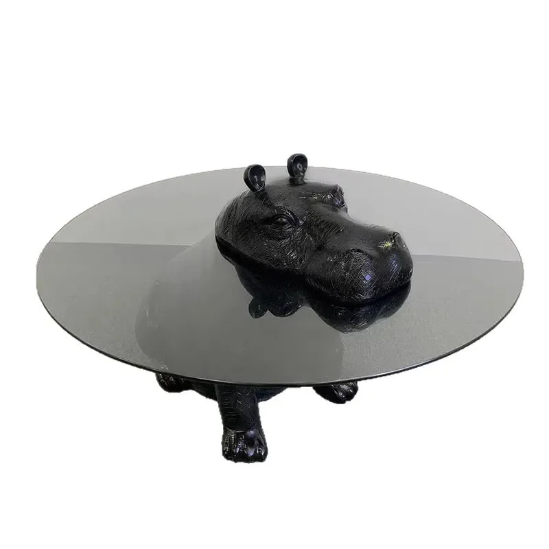 하마 커피 테이블 창의적인 소파 옆 몇 마리의 동물