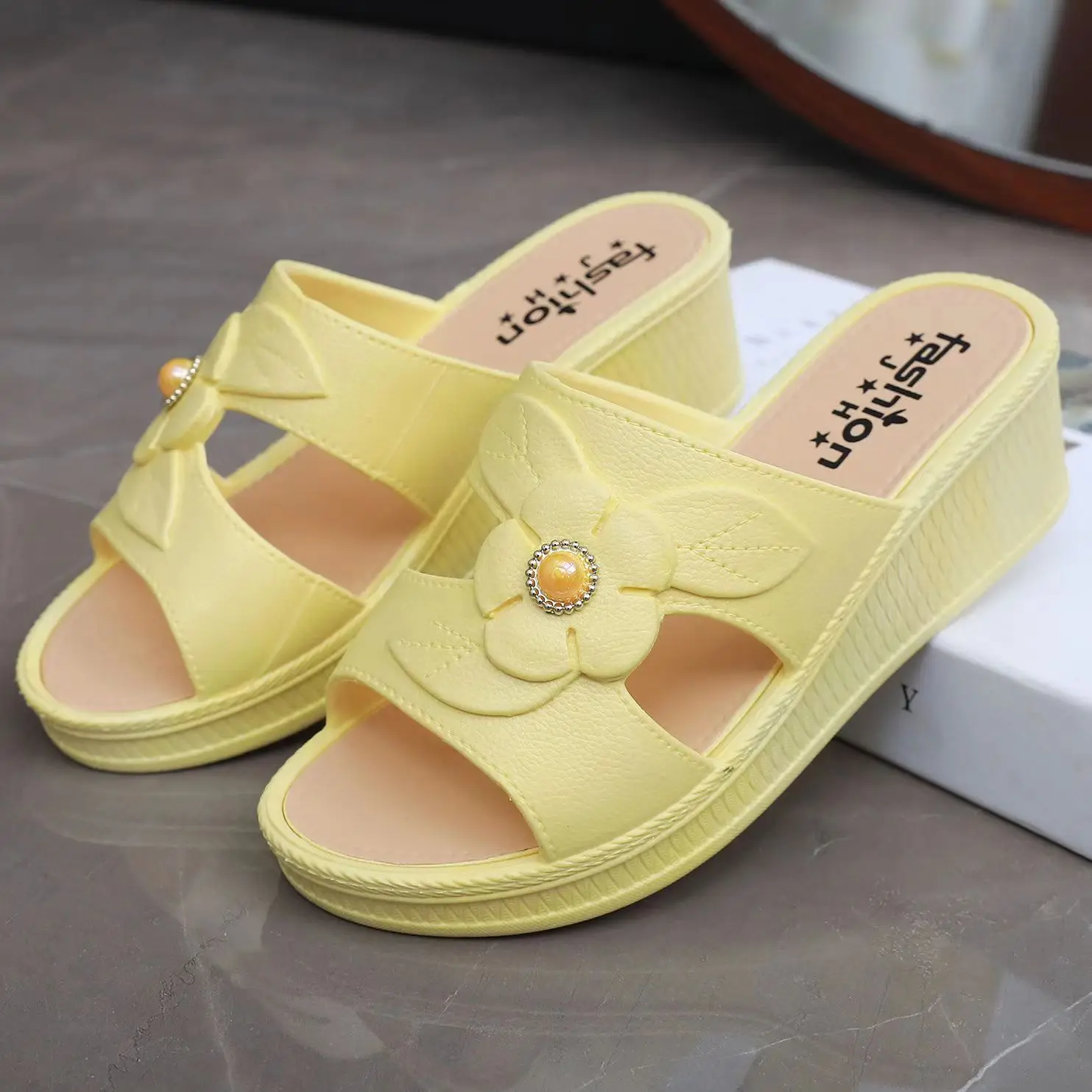 

Summer New Woman's One Word Wedge Slipper Thick Sole Non Slip Outdoor Mom's Slipper Home Slipper High Heel Slipper