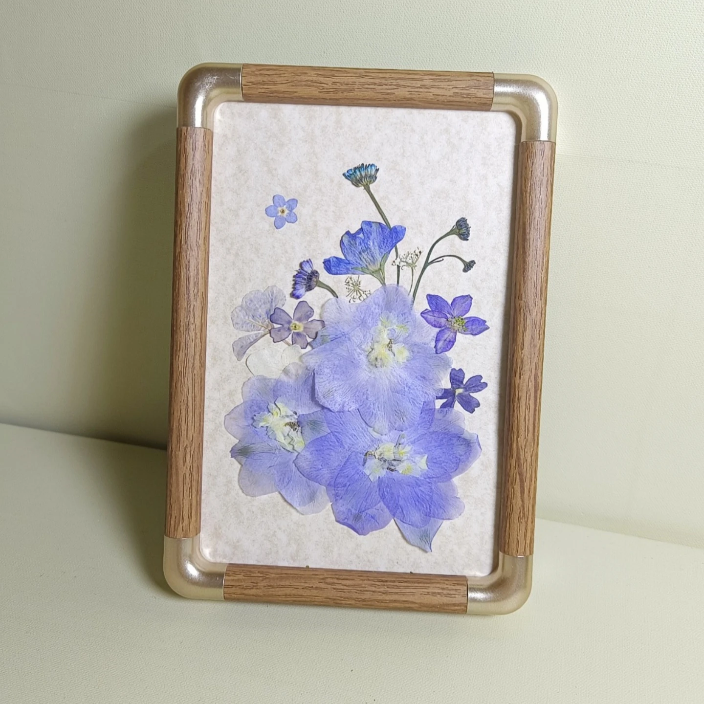 

0058 Handmade Blue Pressed Flower Wall Art Acrylic Glass Covered Home Decor Piece Minimalist Modern Design Natural Beauty