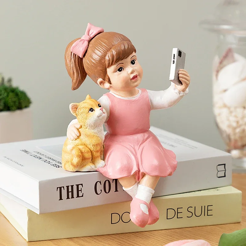 Girl and Cat Ornament Living Room Home Decorations Bedroom Children's Room Tabletop Ornament Birthday Gift