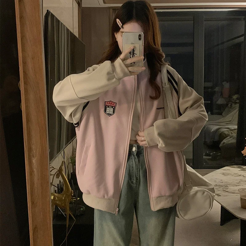 

Женская укороченная куртка-бомбер из вельвета и шерпы, свободного кроя, с декоративными панелями, стразами и пряжками, в стиле карго, весенняя, трендовая