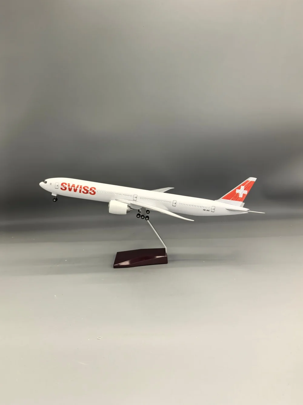 kit-de-modele-d'avion-b777-swiss-air-47cm-echelle-1-157-modele-d'avion-en-resine-moule-sous-pression-avec-lumieres-led-et-base-d'affichage-de-collection