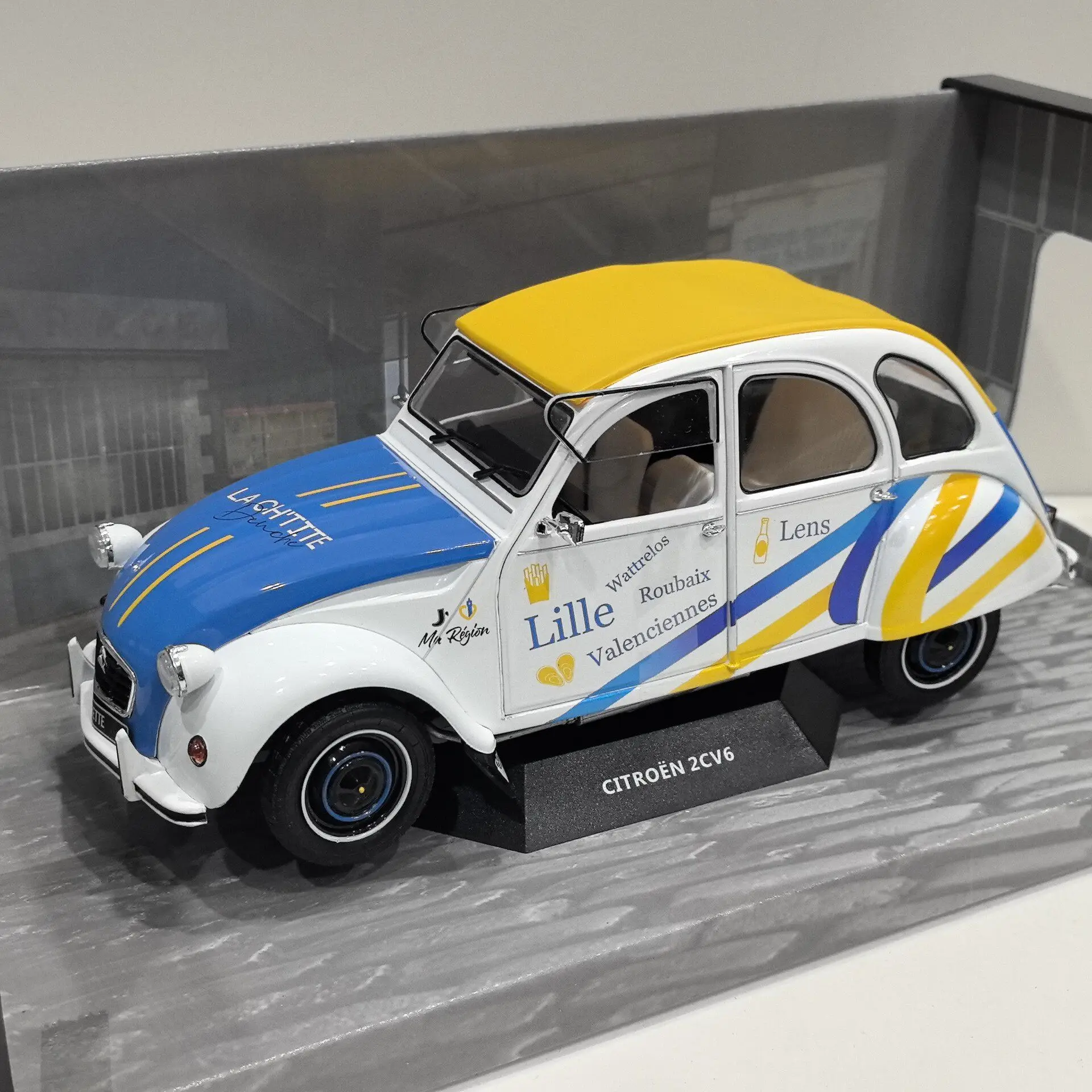 

Diecast SOLIDO 1/18 Scale CITROEN 2CV6 1982 P3 Alloy Car Model