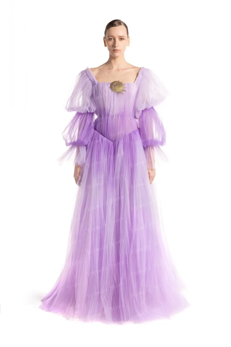 ชุดลาเวนเดอร์พร้อมแขนพองและกระโปรงหลายชั้นมีจีบที่ซับซ้อนและผ้าพลิ้วไหว เข็มกลัดสีทองประดับหน้าอก Enhanci