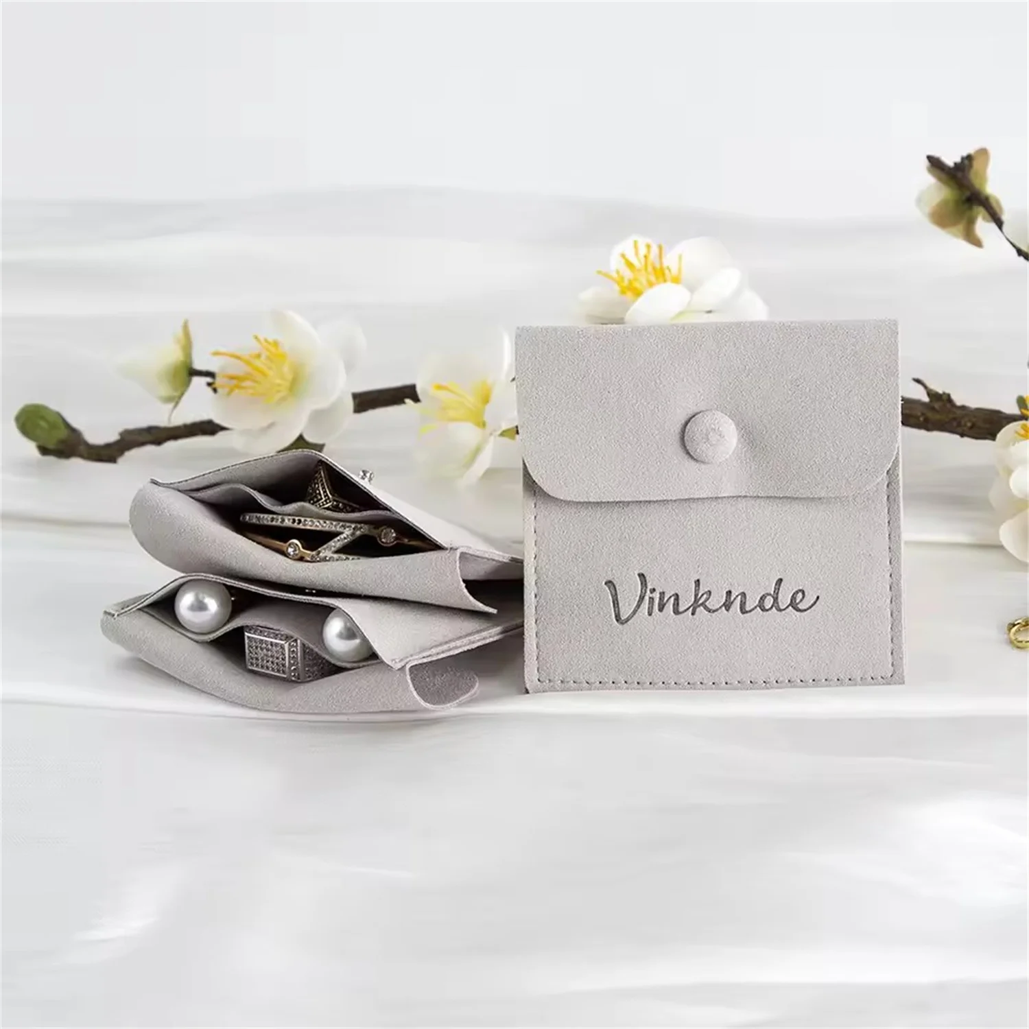 Pochettes à bijoux de luxe en daim microfibre, Logo personnalisé en vrac 7x7cm, avec compartiment à boutons à rabat, pochettes pour bagues, boucles d'oreilles et colliers