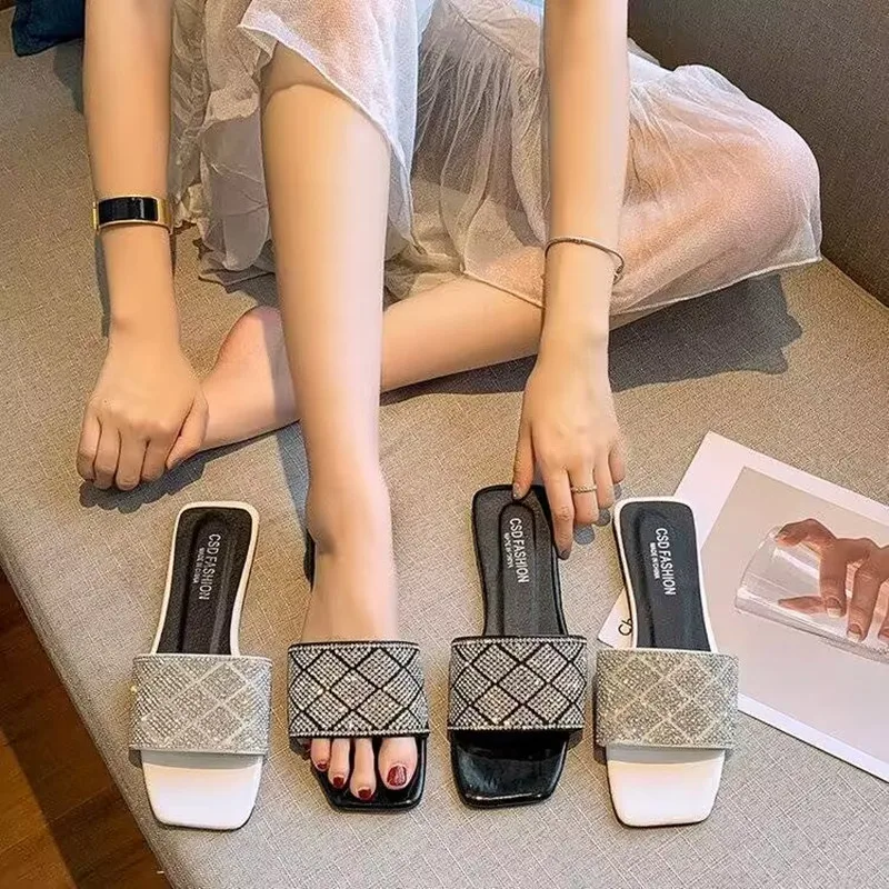 شباشب نسائية صيفية لعام 2025 تصميم عصري لطيف ومثير بأحجار الراين في الهواء الطلق صنادل شاطئ مسطحة ذات شخصية جميلة