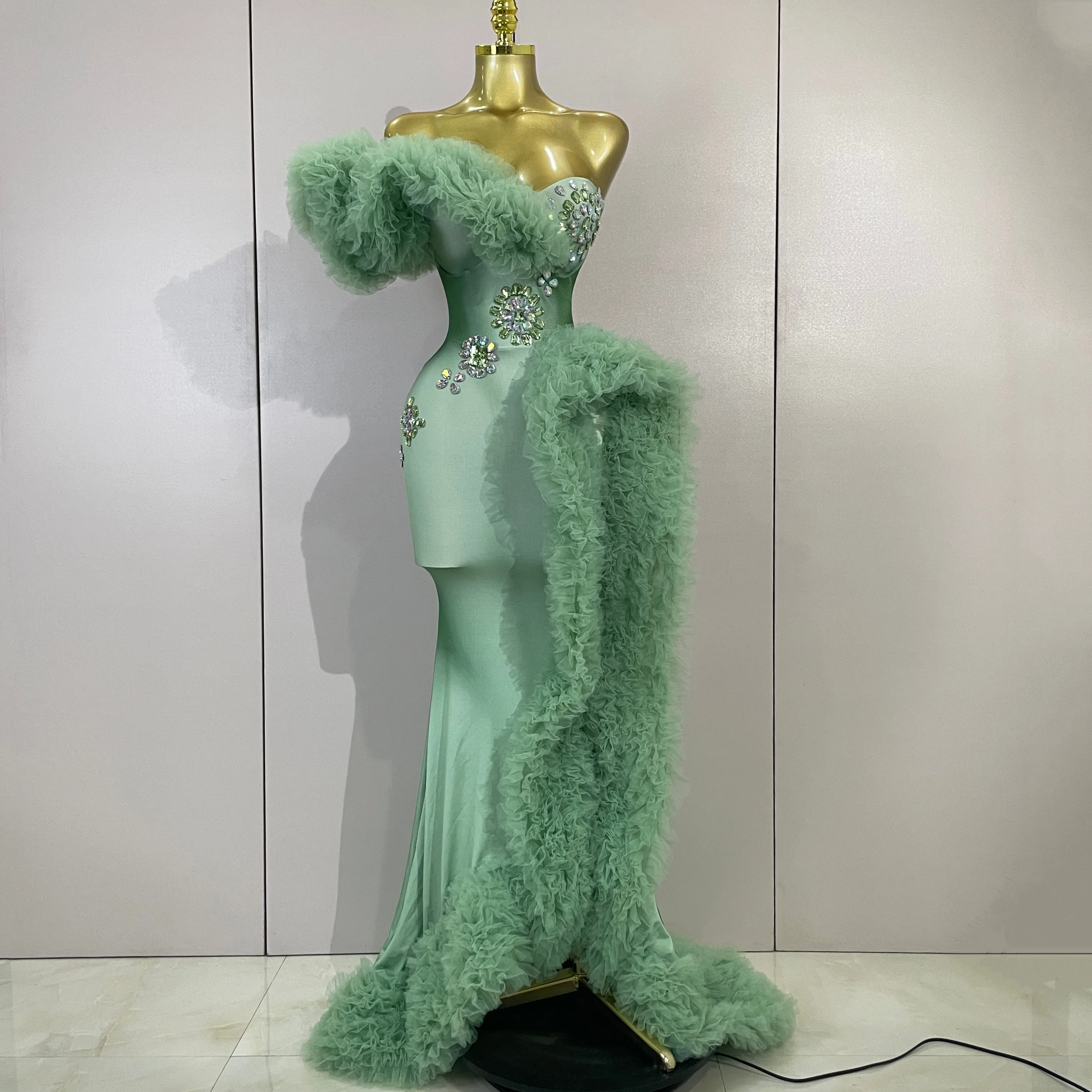 Luxuriöses Geburtstags-Fotoshooting-Stretchkleid, Funkelndes Diamanten-Trägerloses One-Shoulder-Abendkleid, Nachtclub-Bühnenkostüm