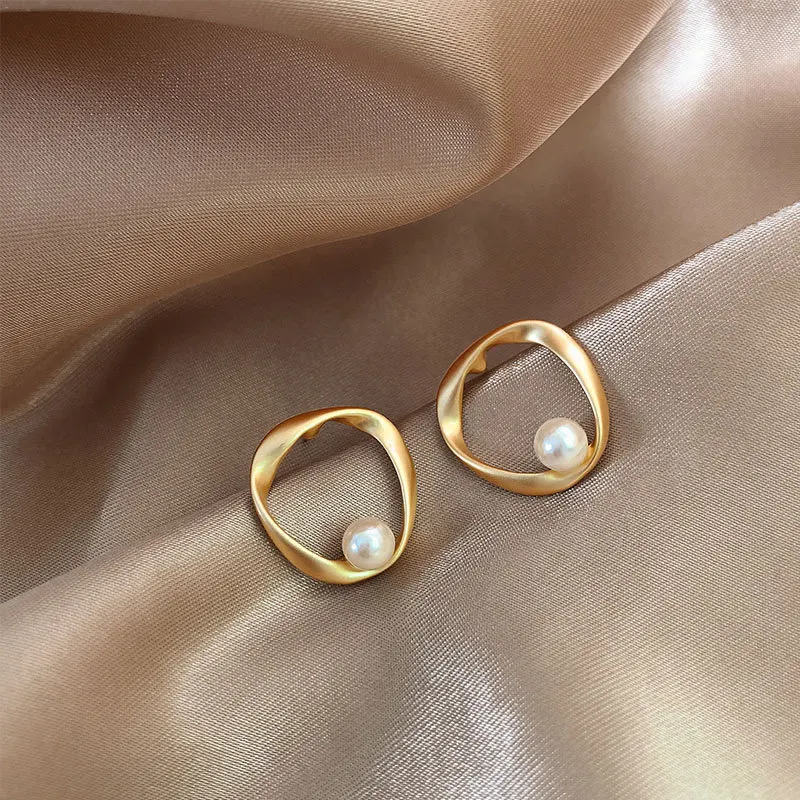 Модные-ювелирные-изделия-серьги-с-искусственным-жемчугом-для-женщин-круглые-серьги-гвоздики-золотого-цвета-корейский-нежный-нерегулярный-дизайн