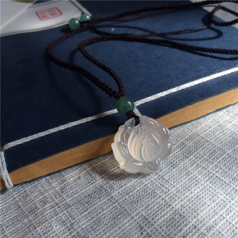 Colgante de Jade de loto pequeño de Calcedonia de hielo Natural, Mini colgante de Jade de loto lindo para mujer, colgante de Jade para bebé