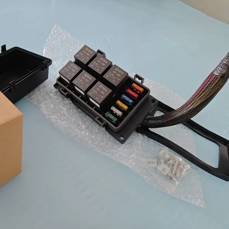 Universal 12V Relay Box 6 Way Pre-wired Waterproof Relay Fuse Box Applicable for RVs Off-road Vehicles Buses Yachts Cargo Ships