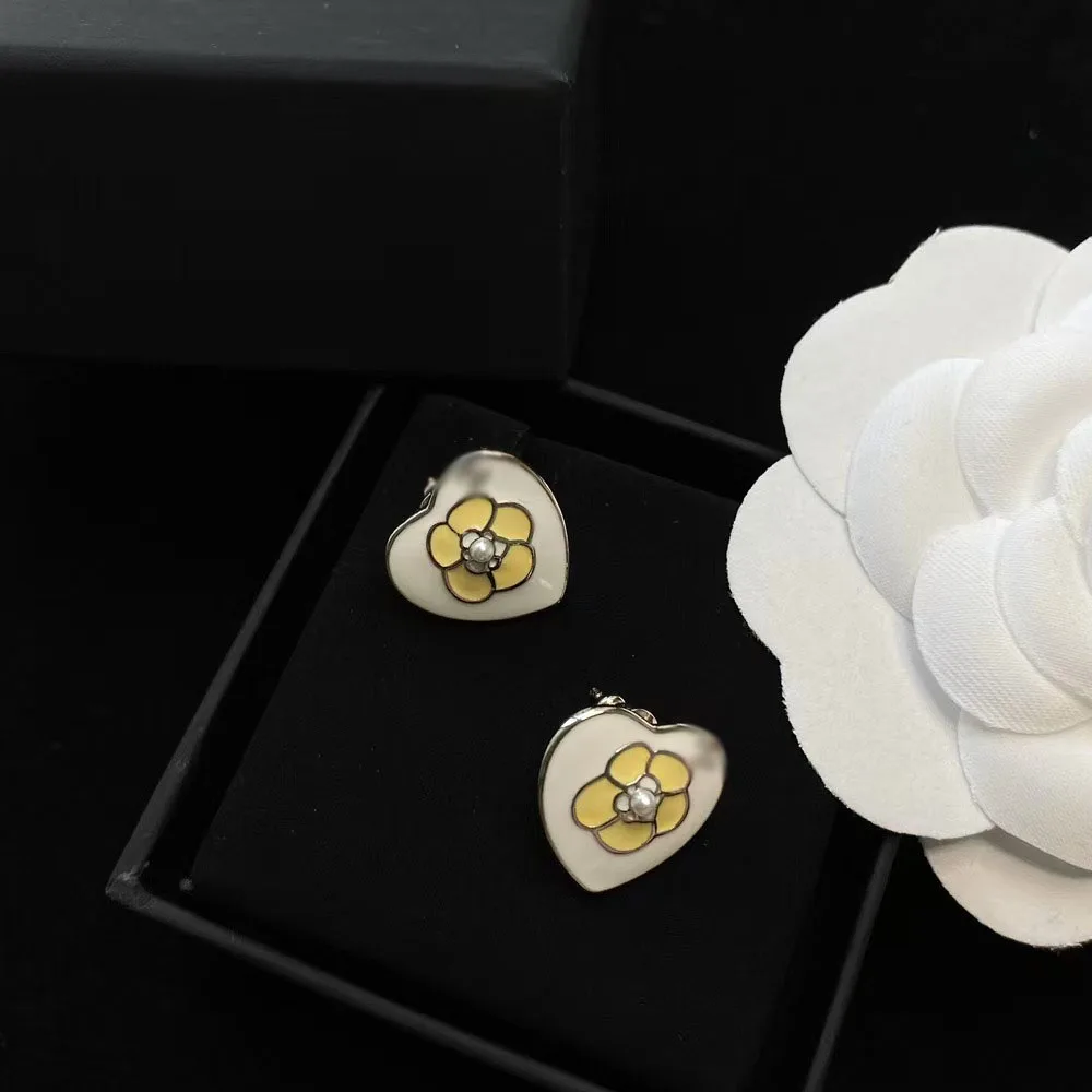 

2025 новые модные креативные серьги с цветами в форме сердца, подходящие для женщин, высококачественные изысканные роскошные праздничные ювелирные изделия, подарки