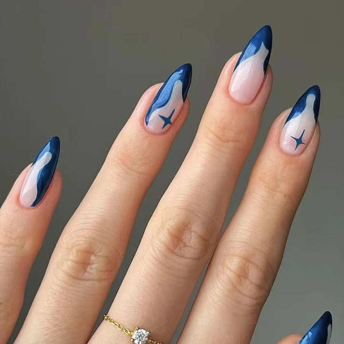 24pcs French Pink Fake Nails Press on Round Head Almond Nails Tips with Gold Powder Lines Design False Nail Simple Manicure Sets