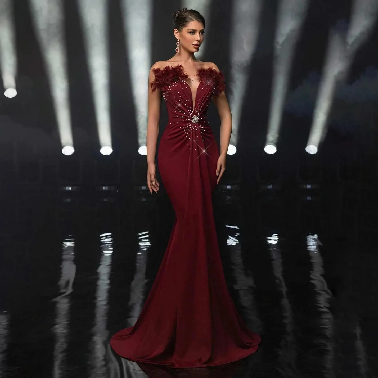 

Luxury Burgundy Feather Prom Dresses Boat Shiny Beads Crystals A Line Formal Party Gown Evening Night Dress for Women