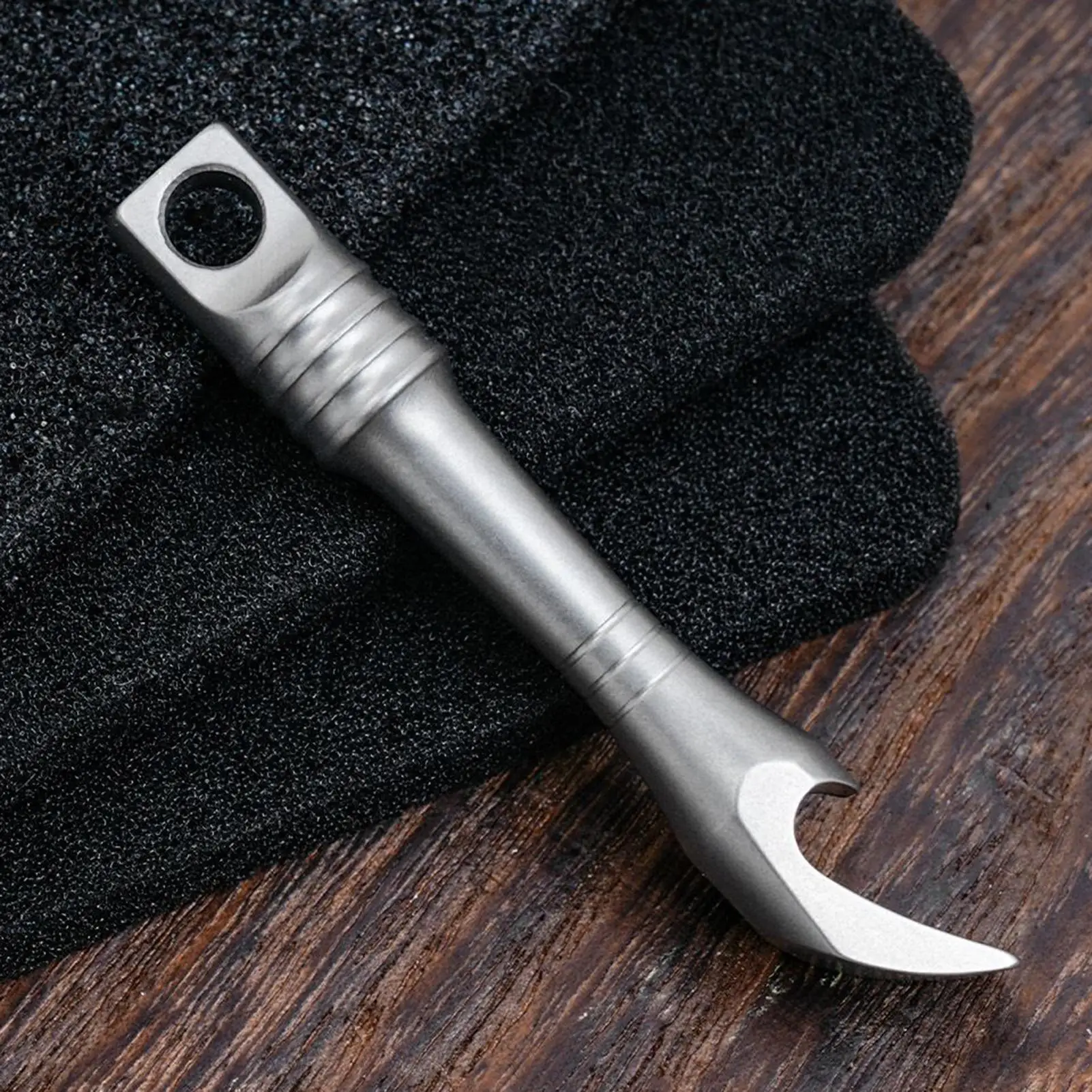 

Многофункциональный титановый инструмент EDC 1 шт.: монтировка, открывалка для бутылок, отвертка для выживания и повседневного использования, компактный ключ-брелок