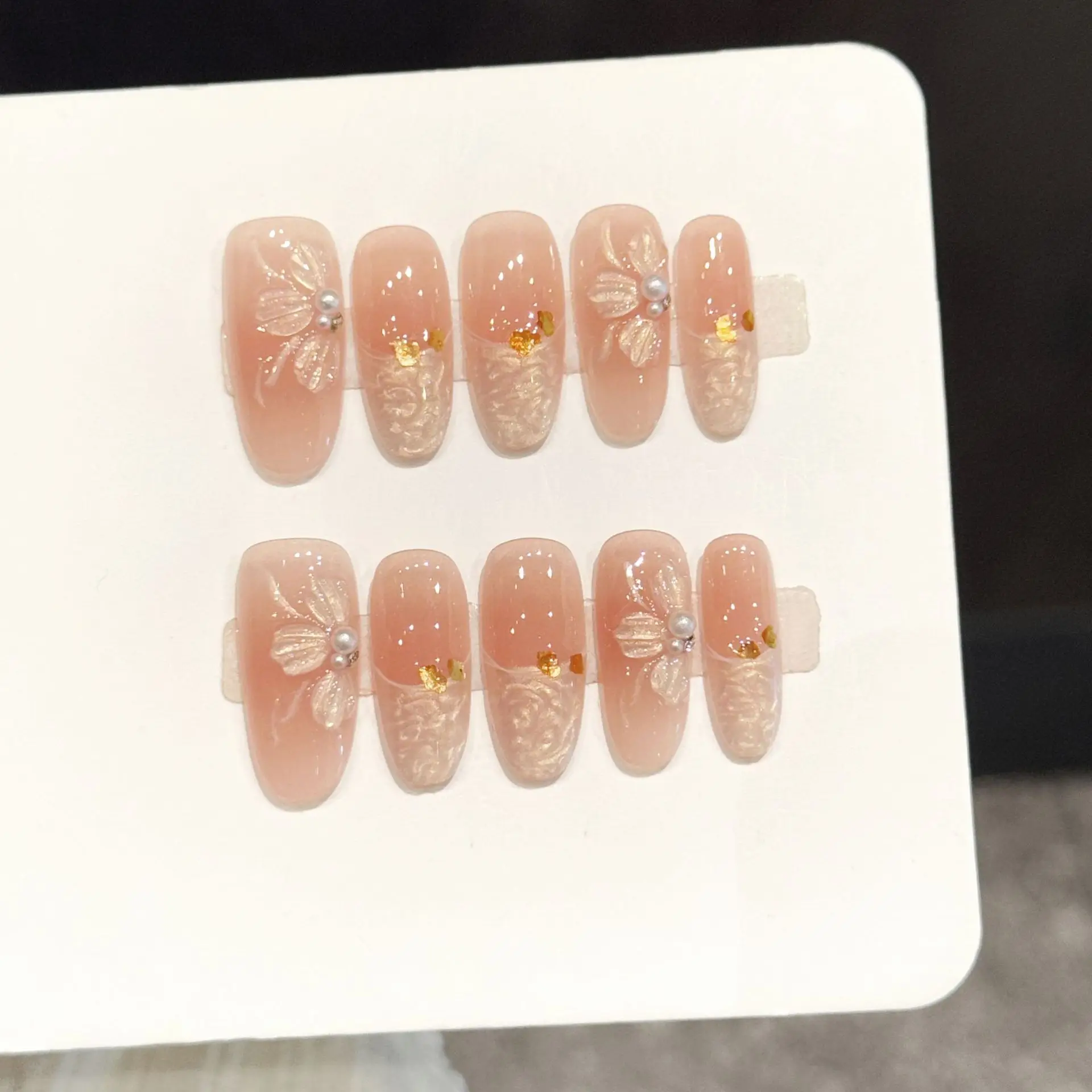 

10 шт. накладных ногтей ручной работы, овальные, с французским дизайном и цветочным узором камелии, кремово-прозрачные, с 4-компонентным набором инструментов и клеевыми полосками для ногтей