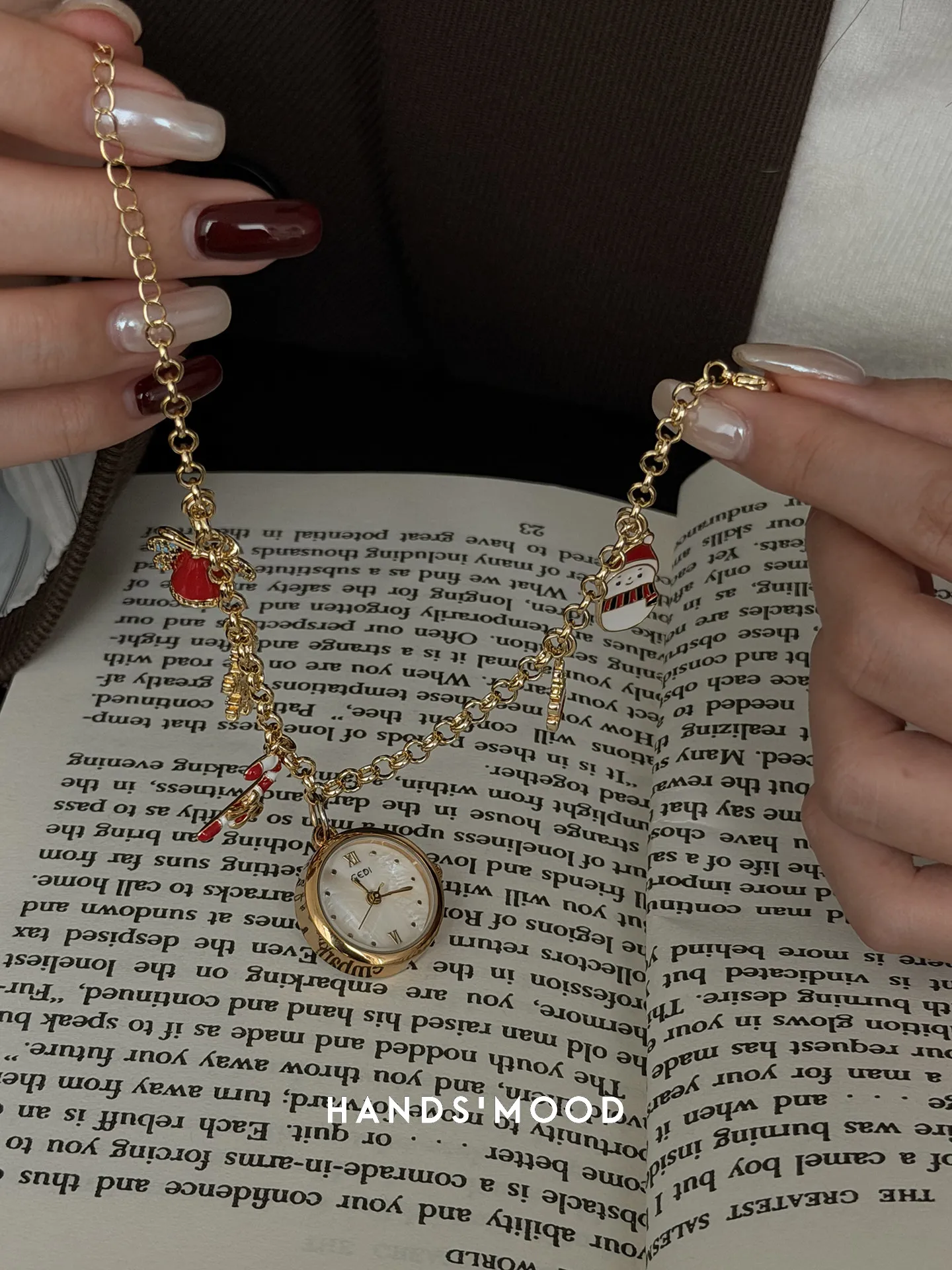 New Luxury Bracelet WatchStylish And ExquisiteWith A Sophisticated And Elegant Feel, Featuring Multiple Charms, A Women'S Watch.