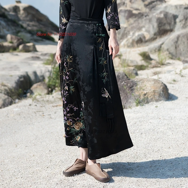 تنورة صينية عتيقة لعام 2025 تنورة جاكار ساتان مطرزة بالزهور الوطنية تنورة شرقية تقليدية بخصر مطاطي تنورة على شكل حرف a