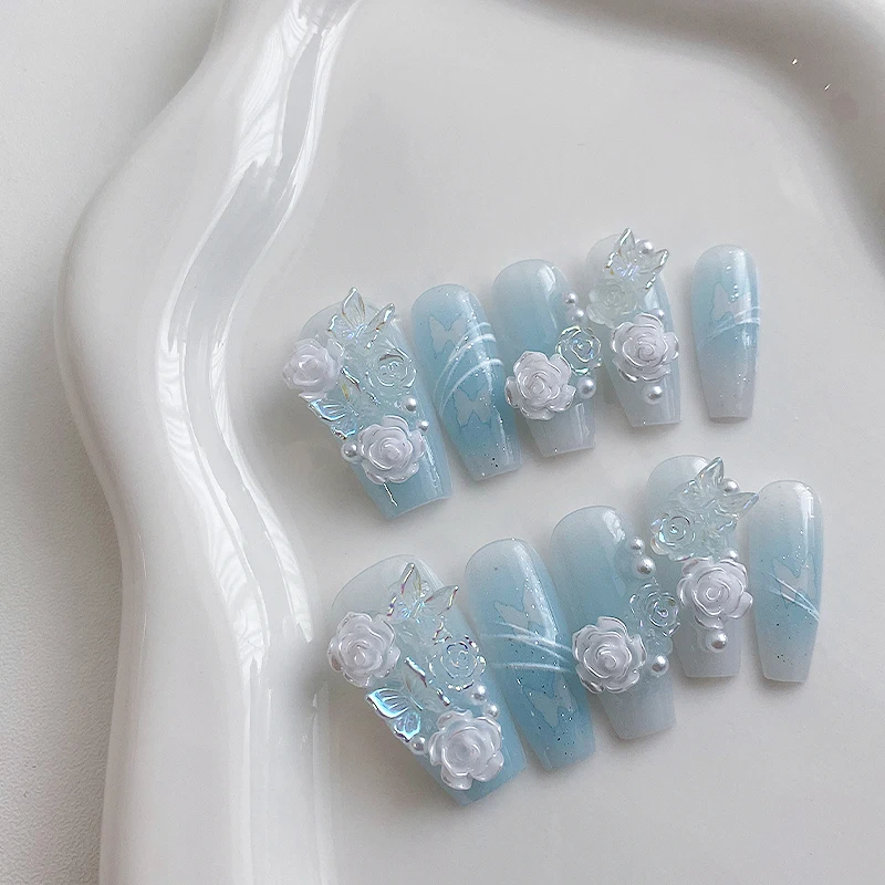 10 morceaux d'ongles en forme de cercueil faits à la main, beaux faux ongles, nail art dégradé bleu clair, fleurs blanches tridimensionnelles,