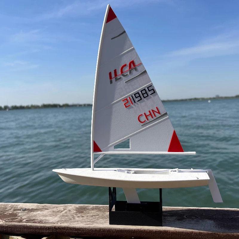 Model żaglówki drukowany w 3D na poziomie ILCA, model żaglówki wyścigowej z poziomem laserowym, precyzyjny statyczny model statku kolekcjonerskiego z ramą łodzi.