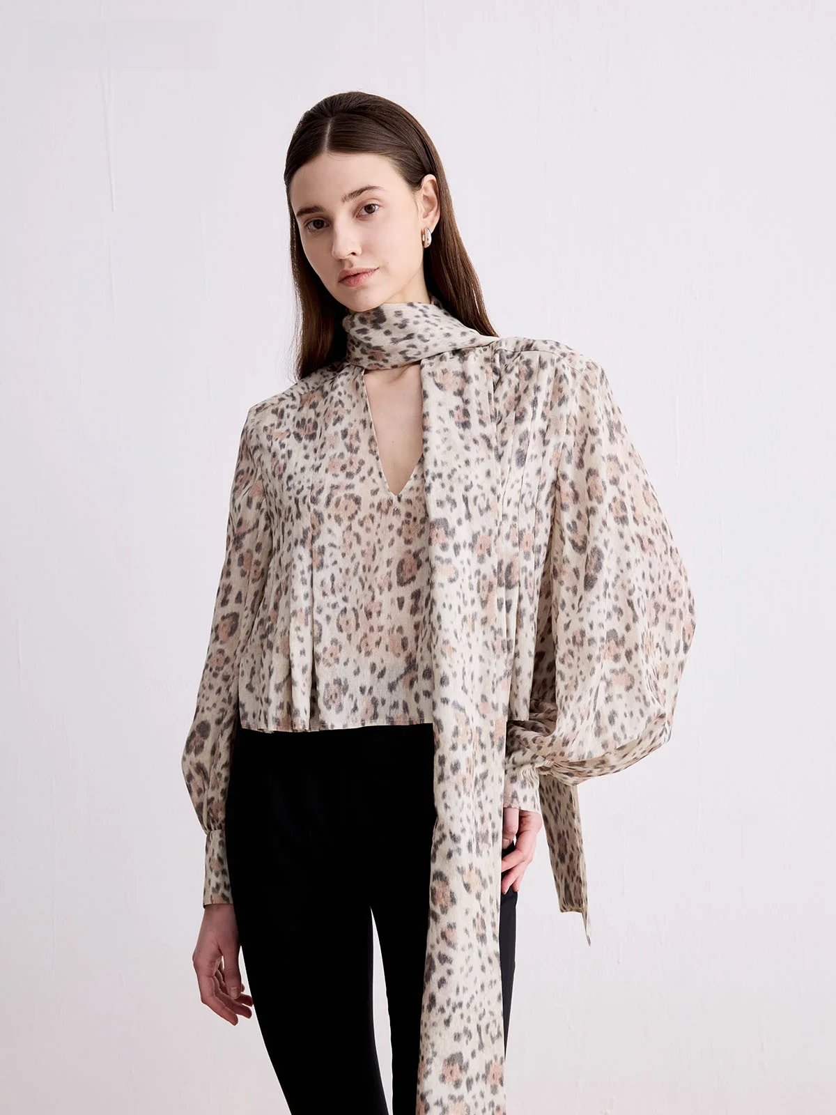 

Akasaint Silent Tailoring Linen Leopard Print 3D Cut Vintage Design Sense Shirt Women's Loose Fit Long Sleeve V-Neck