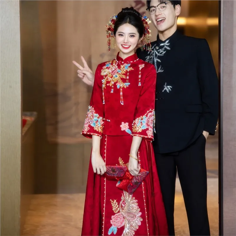 

New style of heavy industry wedding dress with a traditional Chinese dragon and phoenix gown