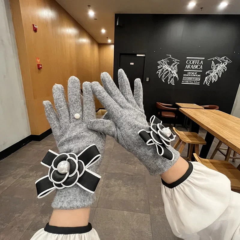 Cashmere gloves small fragrant wind bow camellia warm gloves Korean version of the fashion touch screen gloves C040