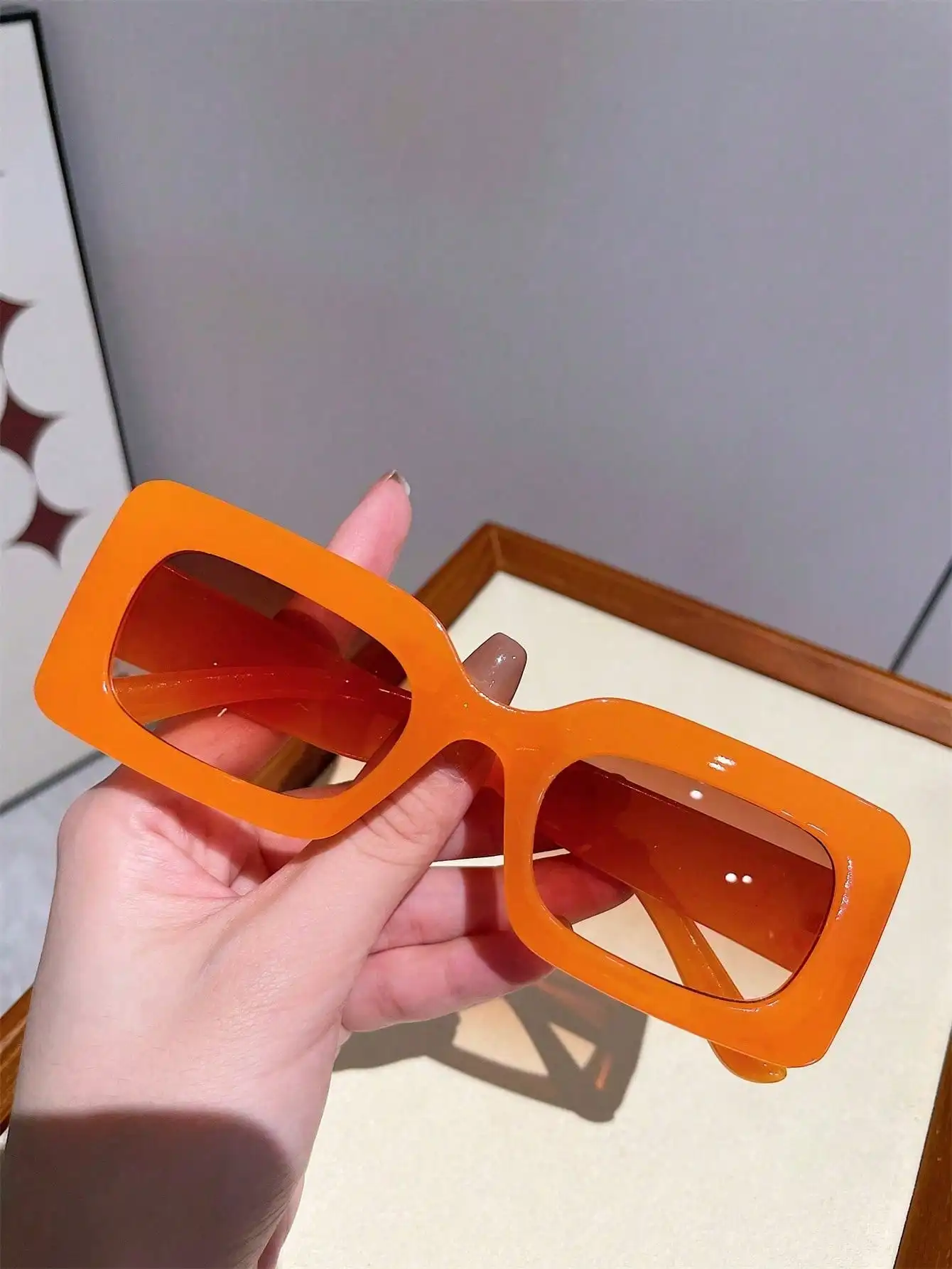 

Яркие оранжевые модные солнцезащитные очки в квадратной оправе для женщин - защита от ультрафиолета UV400