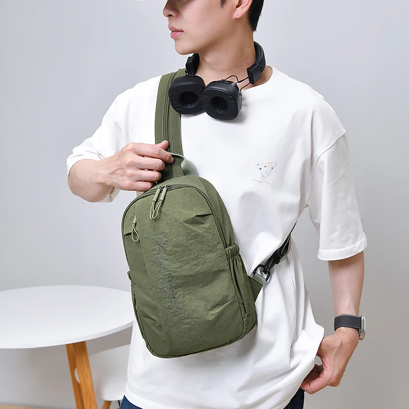 Leichte Herren-Umhängetasche, lässiger Brust-Rucksack, multifunktionaler Schulter-Crossbody-Tagesrucksack für Reisen, Wandern und Pendeln – Detail 13