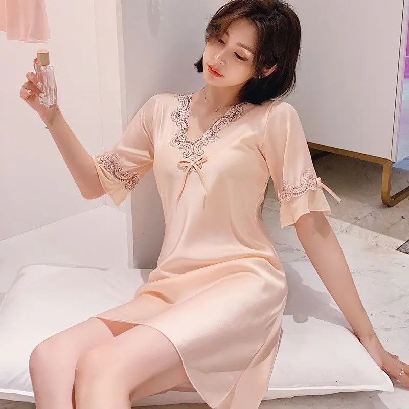 

Women's Ice Silk Nightgown Summer Thin Section Satin Sexy V-Neck Lace Lace Medium-Sleeved Homewear Solid Color Nightgowns