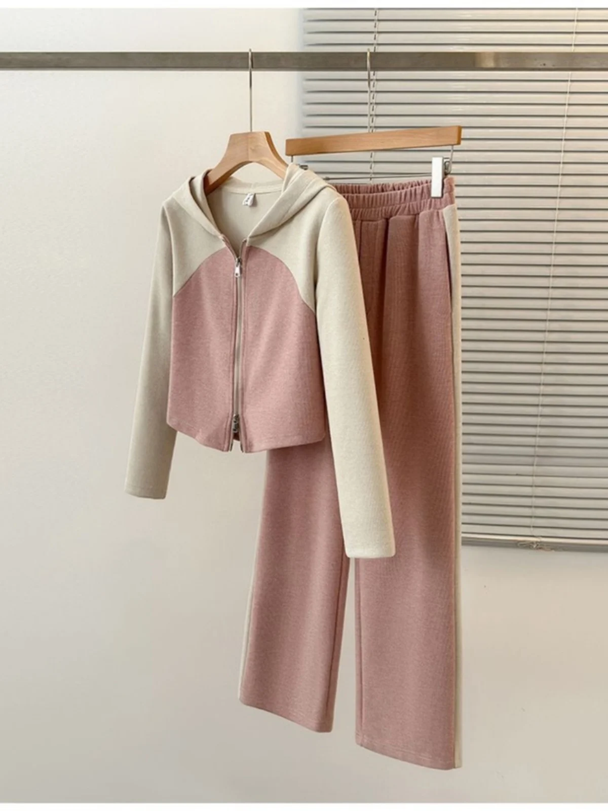 

Осенняя толстовка с капюшоном, комплект из 2 предметов, толстовка контрастного цвета, широкие брюки, одинаковые комплекты, модный свободный спортивный стиль, женский костюм