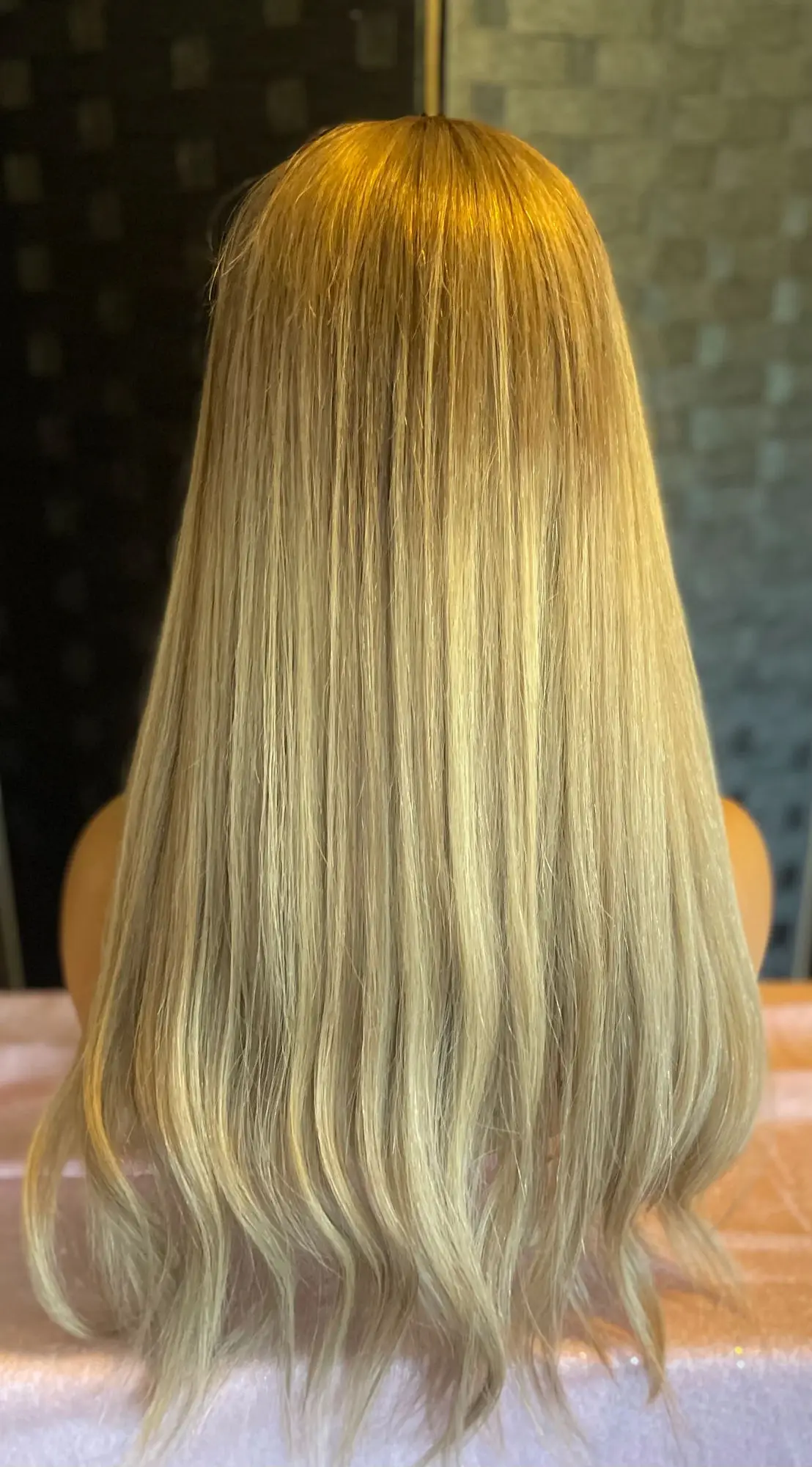 Pronto per la spedizione Parrucca lunga in pizzo sintetico a onde naturali Parrucca bionda chiara con evidenziazione per le donne Fibra resistente al calore rimbalzante per uso quotidiano