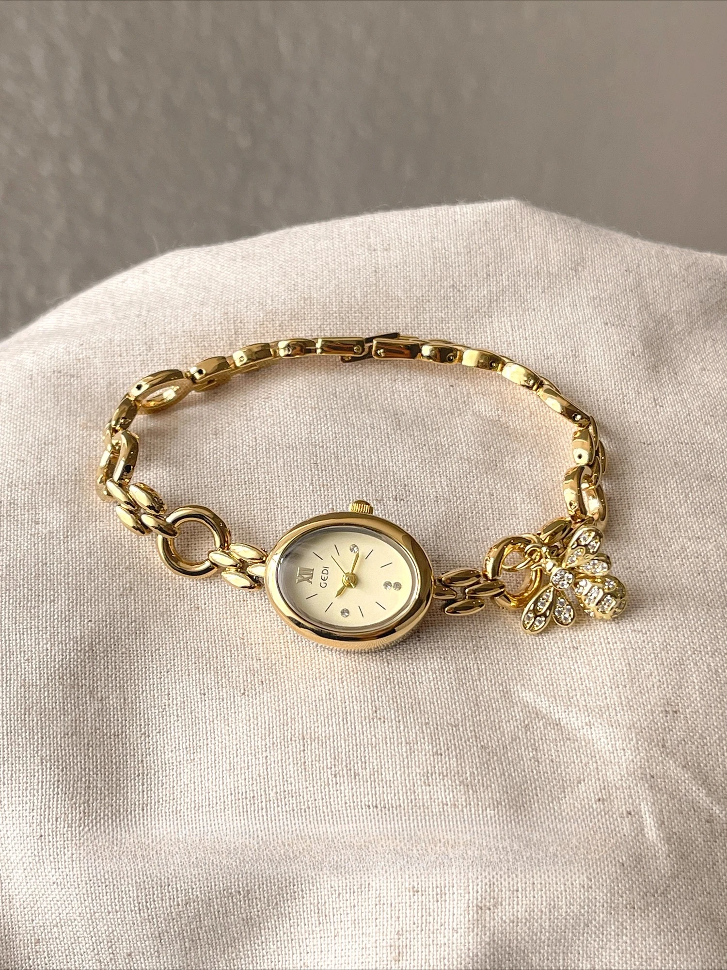 Elegant women's watch, bracelet style, pendant watch, fashionable and niche, high-end wristwatch, 2025 new model.